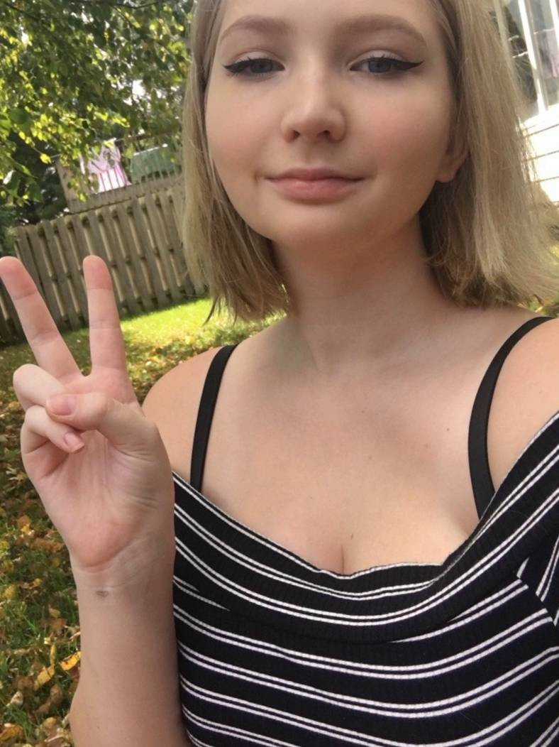 1 vinger in mijn natte kutje en 1 in mijn strakke poep? 